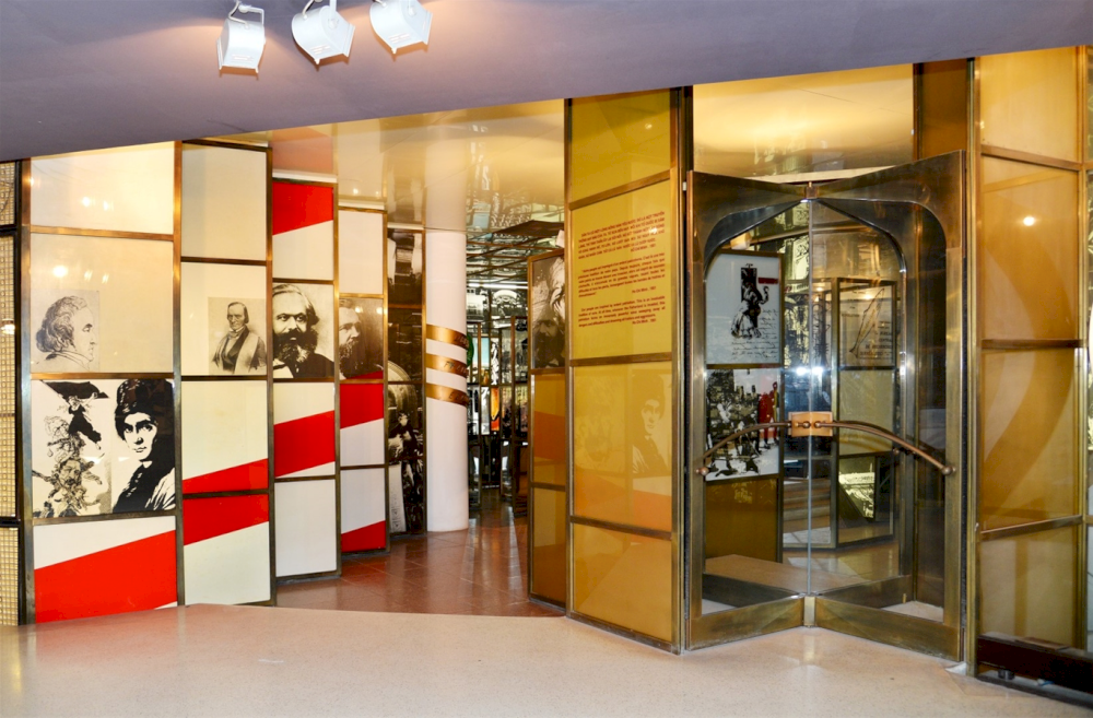 The 3rd floor exhibits major world events from 19th century until now